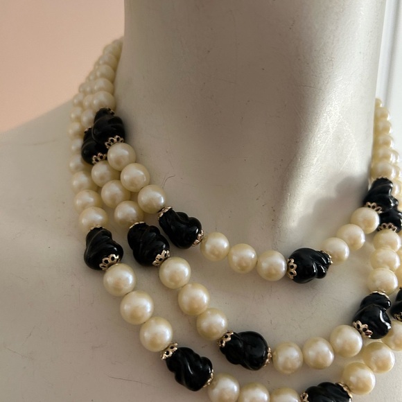 Elegant Pearl and Black Bead Necklace - Picture 4 of 8